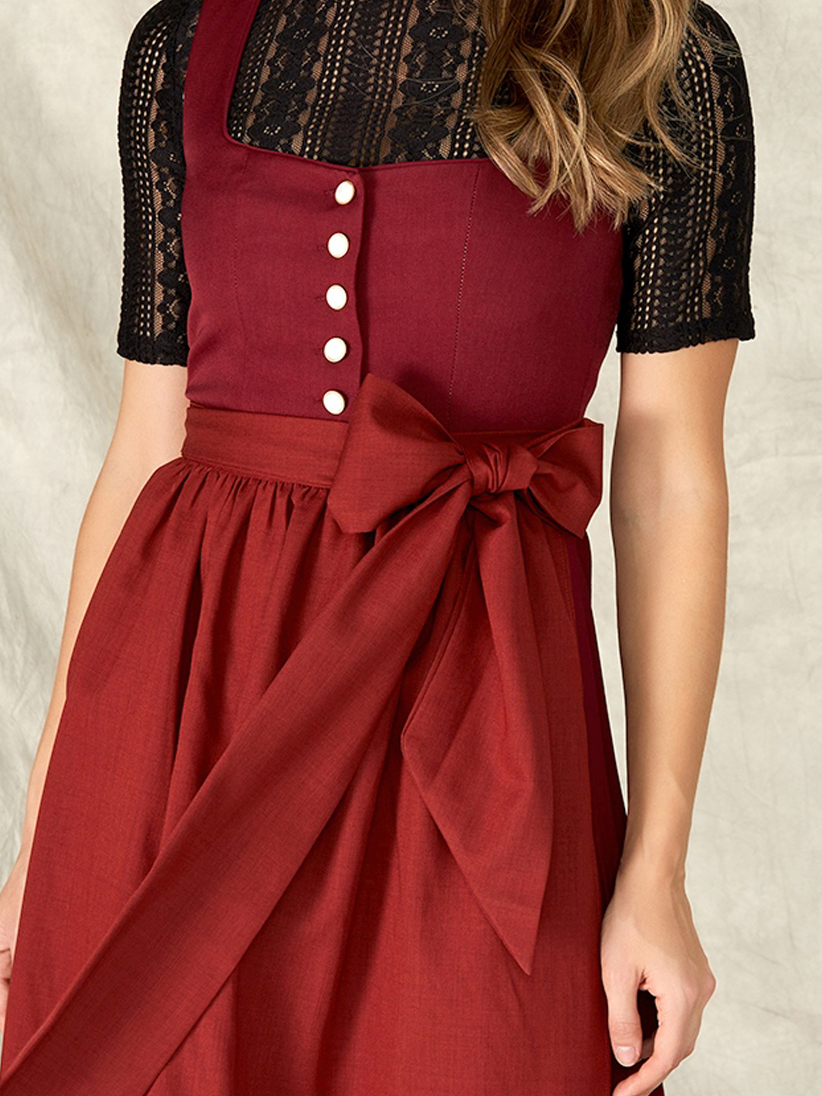Dirndl in Rot – ein klassischer Hingucker