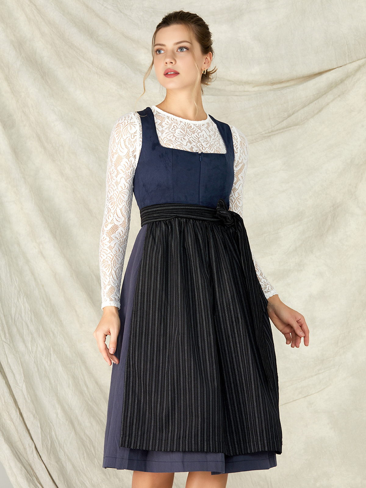 Dirndl Blau Beige – Eleganz trifft Tradition