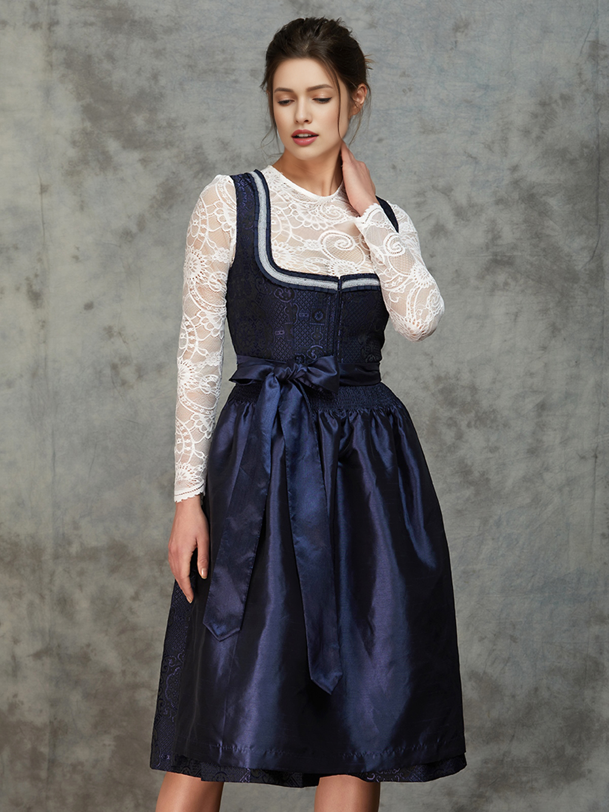 Spitze Dirndl Bluse in Blau