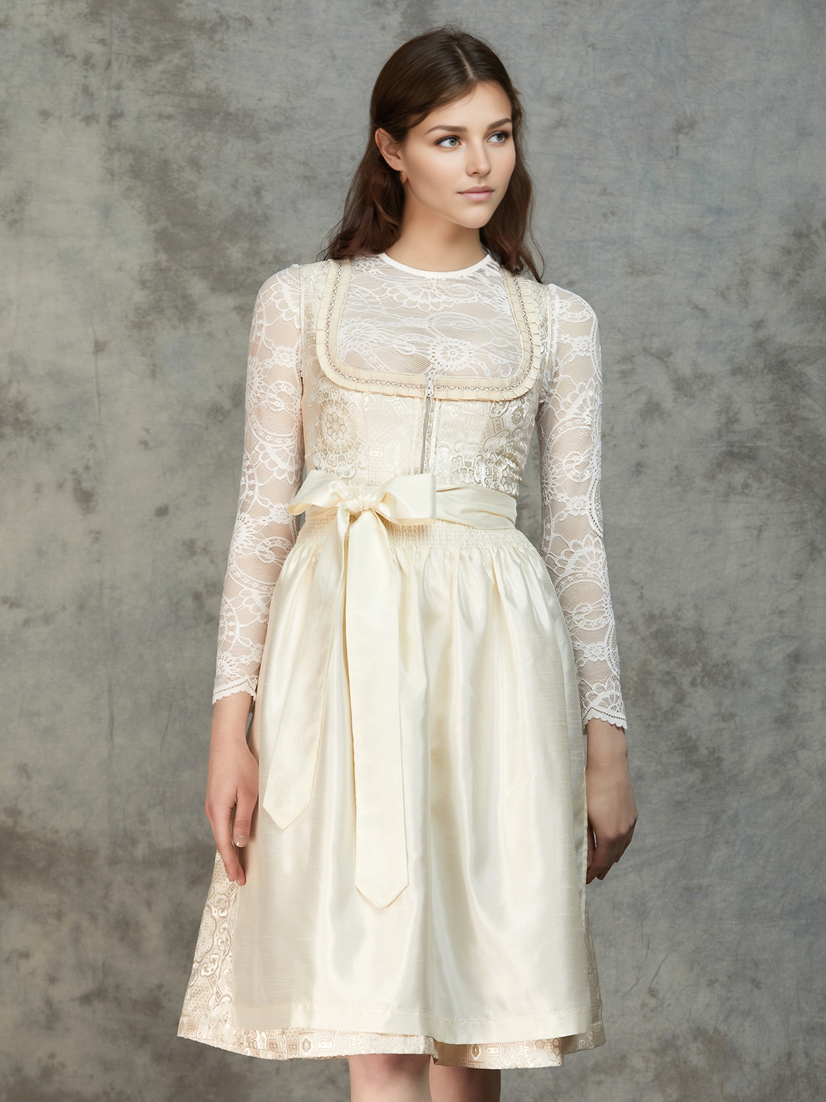 Dirndl mit Ärmeln in Weiß
