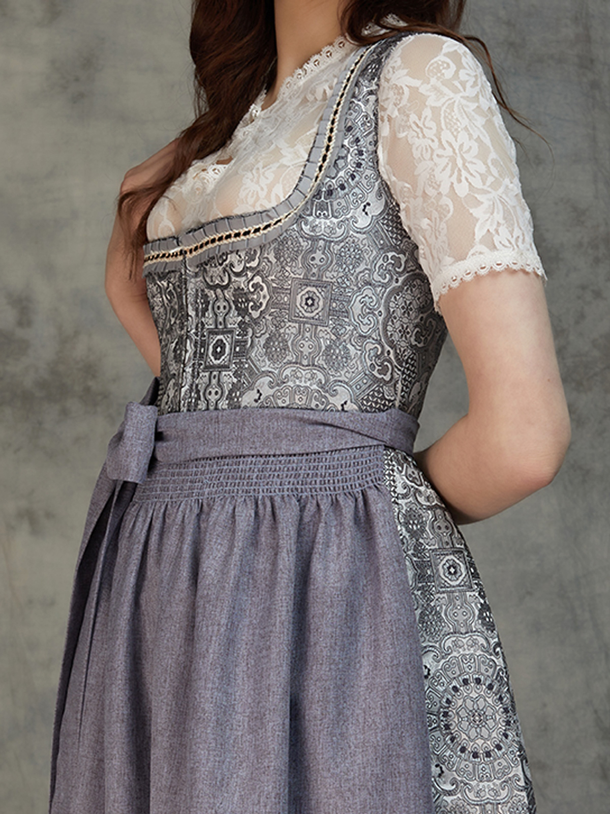 Dirndl Brau Beige mit stilvollen Accessoires