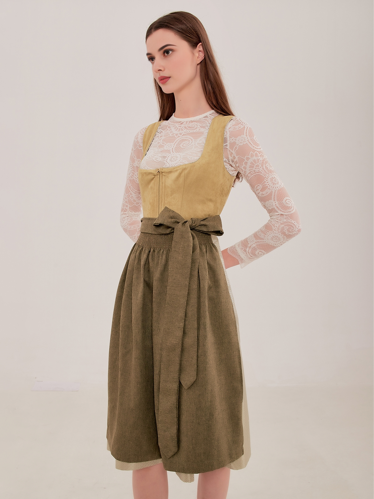 Ein elegantes grünes Dirndl mit Samt-Optik