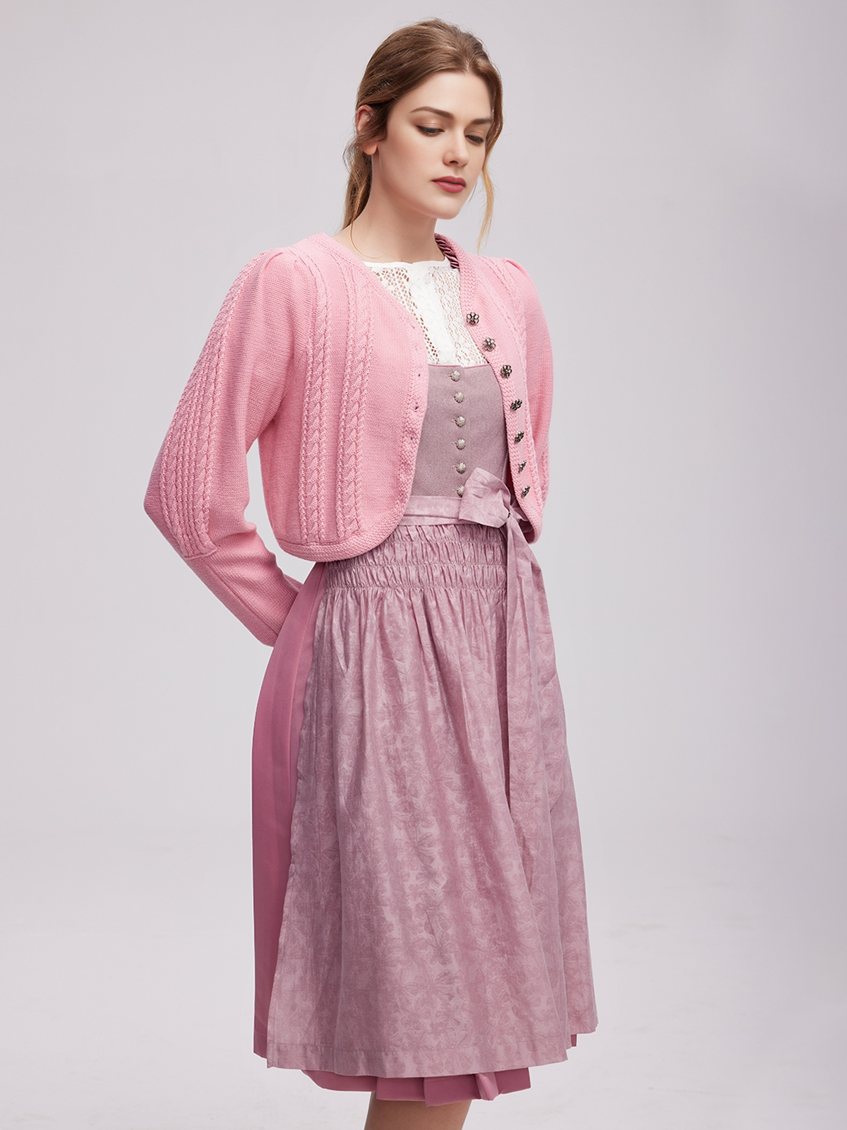 Modernes Dirndl-Styling mit rosa Trachtenrock