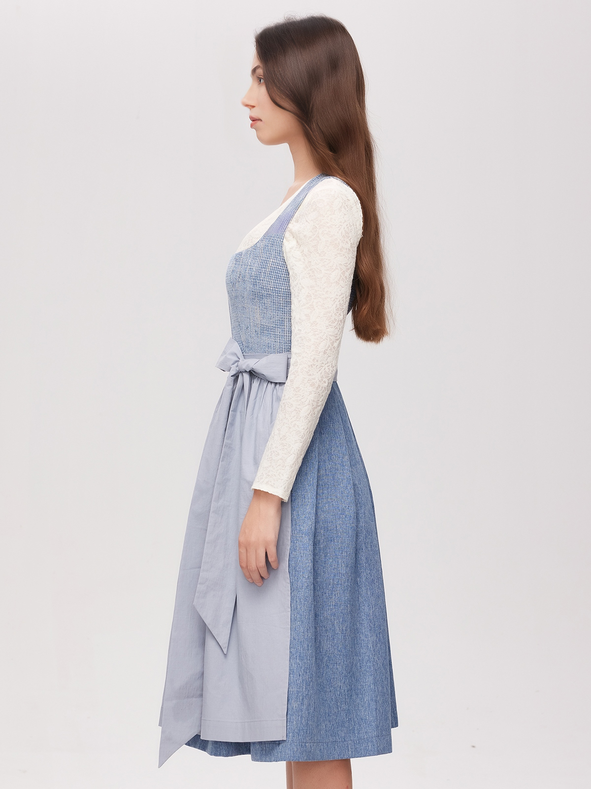 Dirndl Hell in Blau mit modernem Schnitt