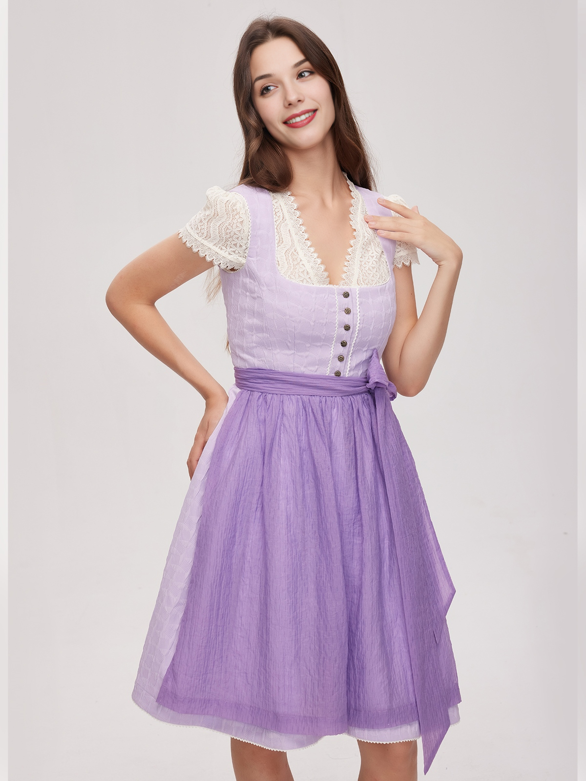 Ein strahlendes gelbes Dirndl mit floralen Details