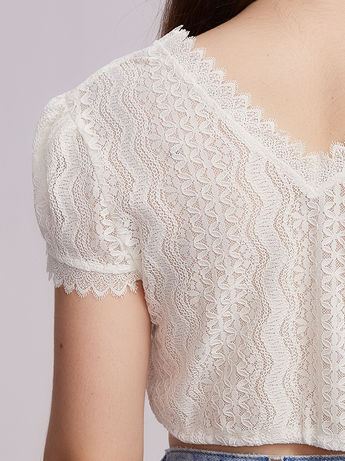 Dunkelrotes Dirndl mit weißer Bluse