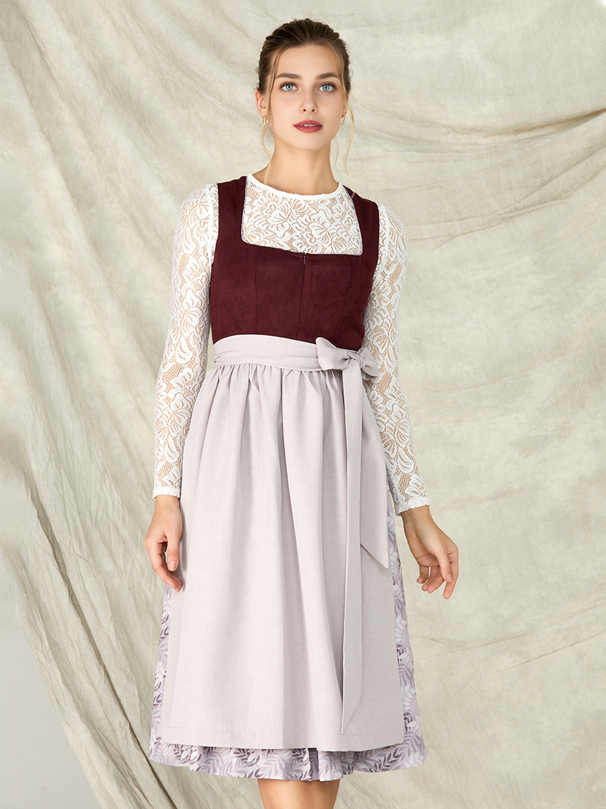 Schwarzes Dirndl mit lila Schürze