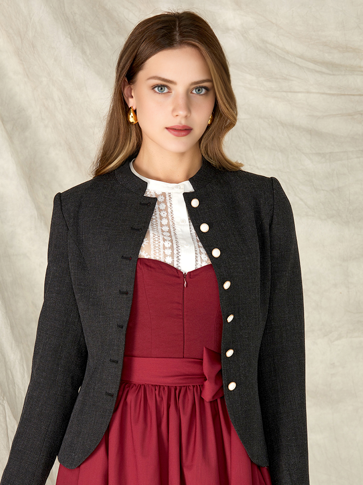 Modernes schwarzes Dirndl mit schlanker Silhouette