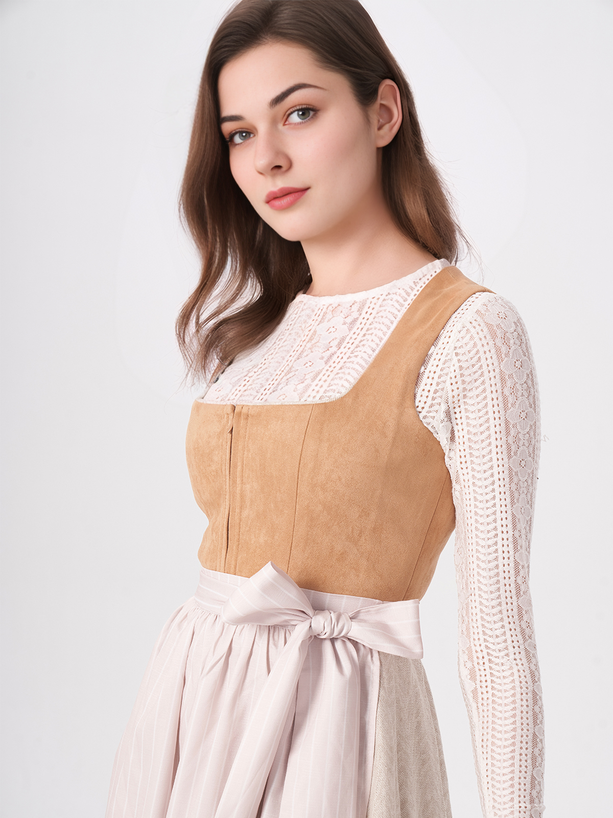 Dirndl in Braun mit eleganter Bluse