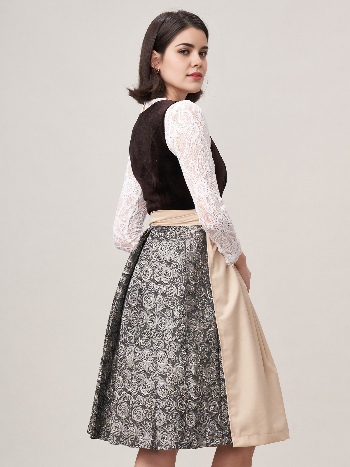 Dirndl in Braun mit traditionellem Schnitt