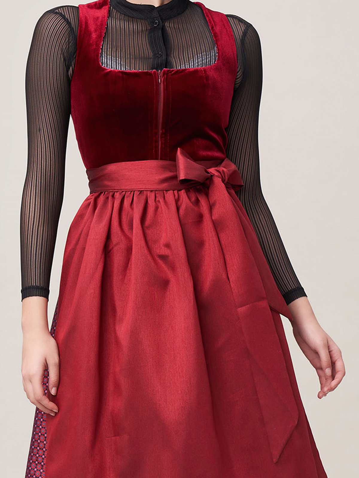 Schwarzes Stehkragenhemd mit rotem Dirndl