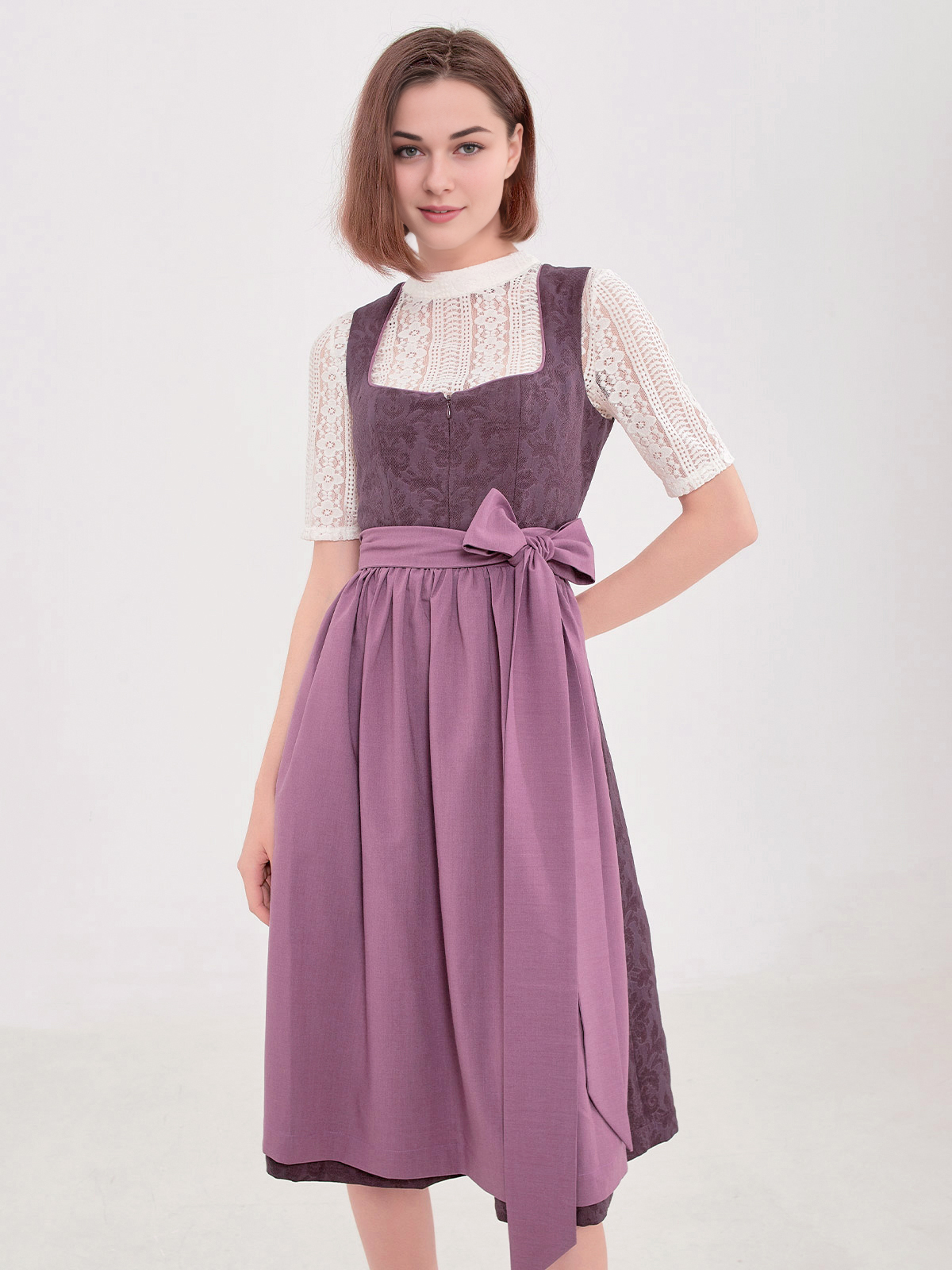 Dirndl in Lila mit ärmelloser Bluse