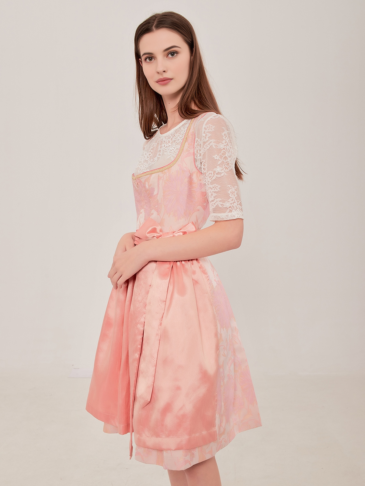 Dirndl in Rosa mit traditioneller Schürze