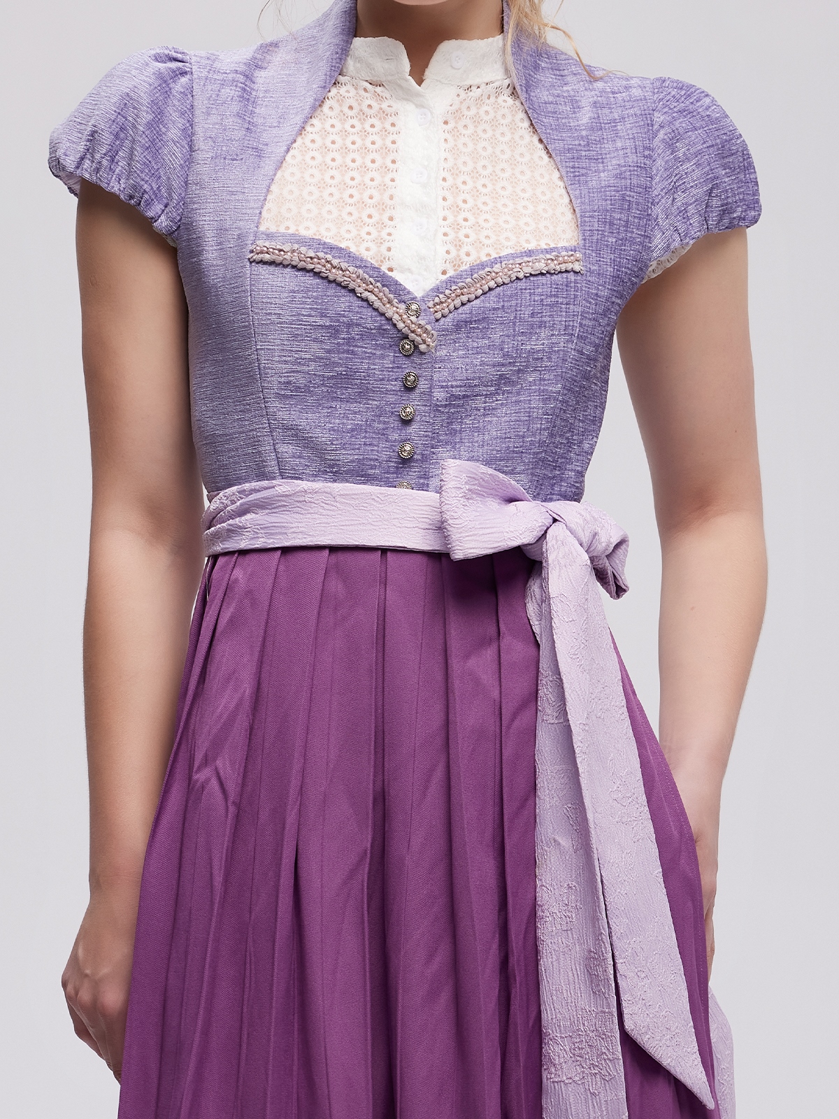 Modernes rotes Samt Dirndl mit Golddetails