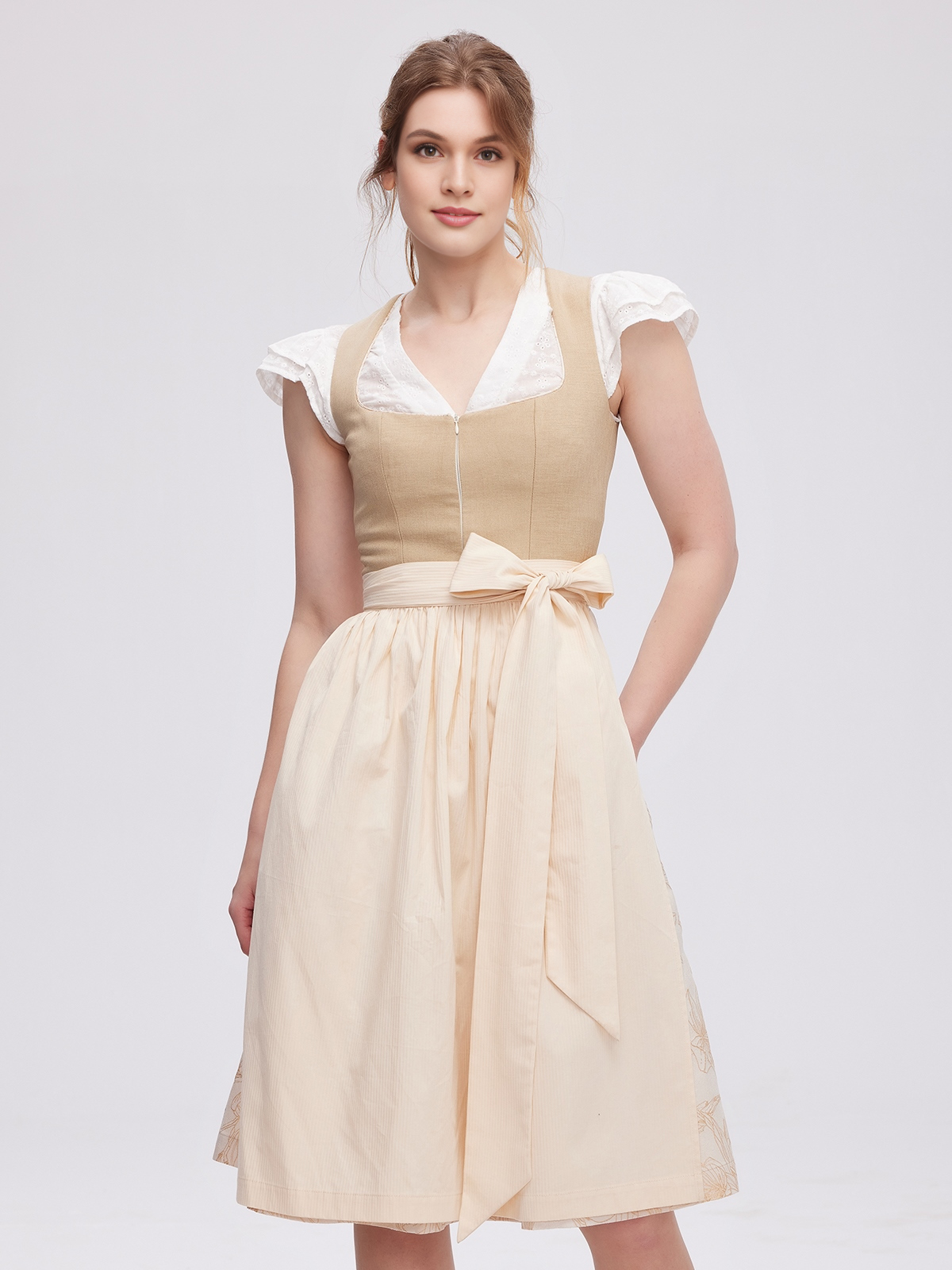 Rot-Schwarzes Dirndl mit traditioneller Schürze
