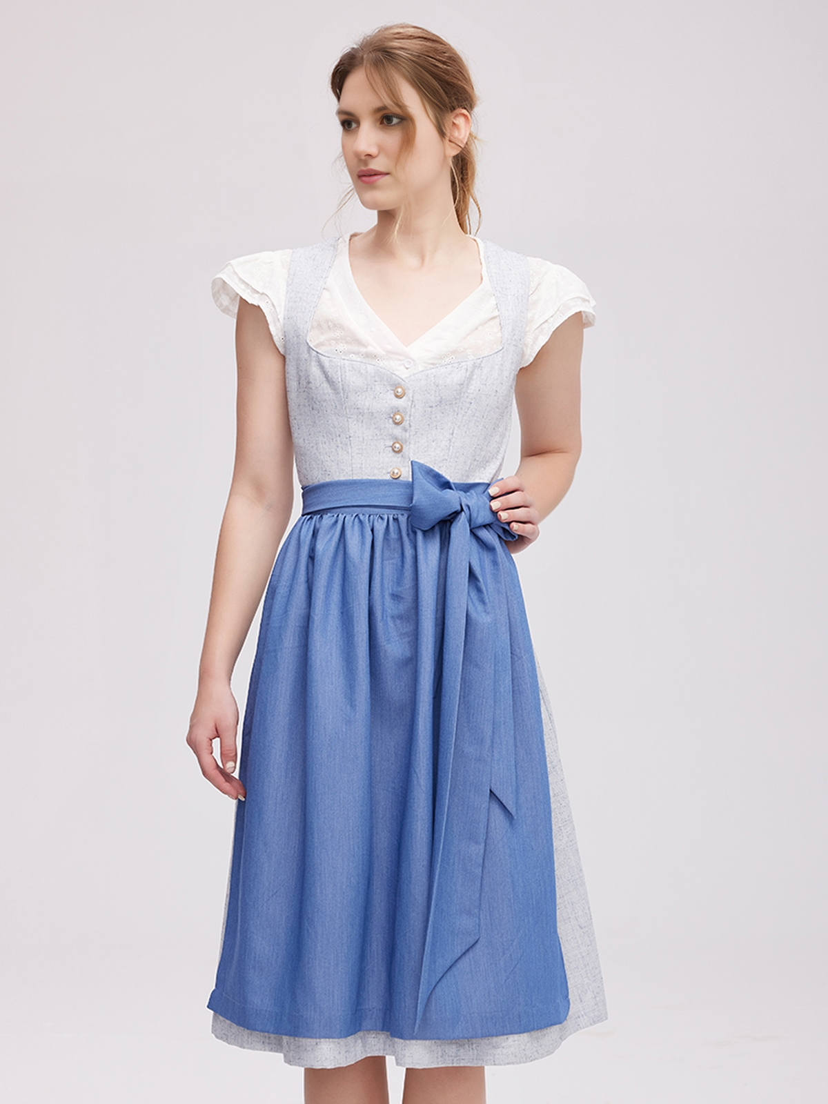 Trachtenbluse Rosa mit blauem Dirndl