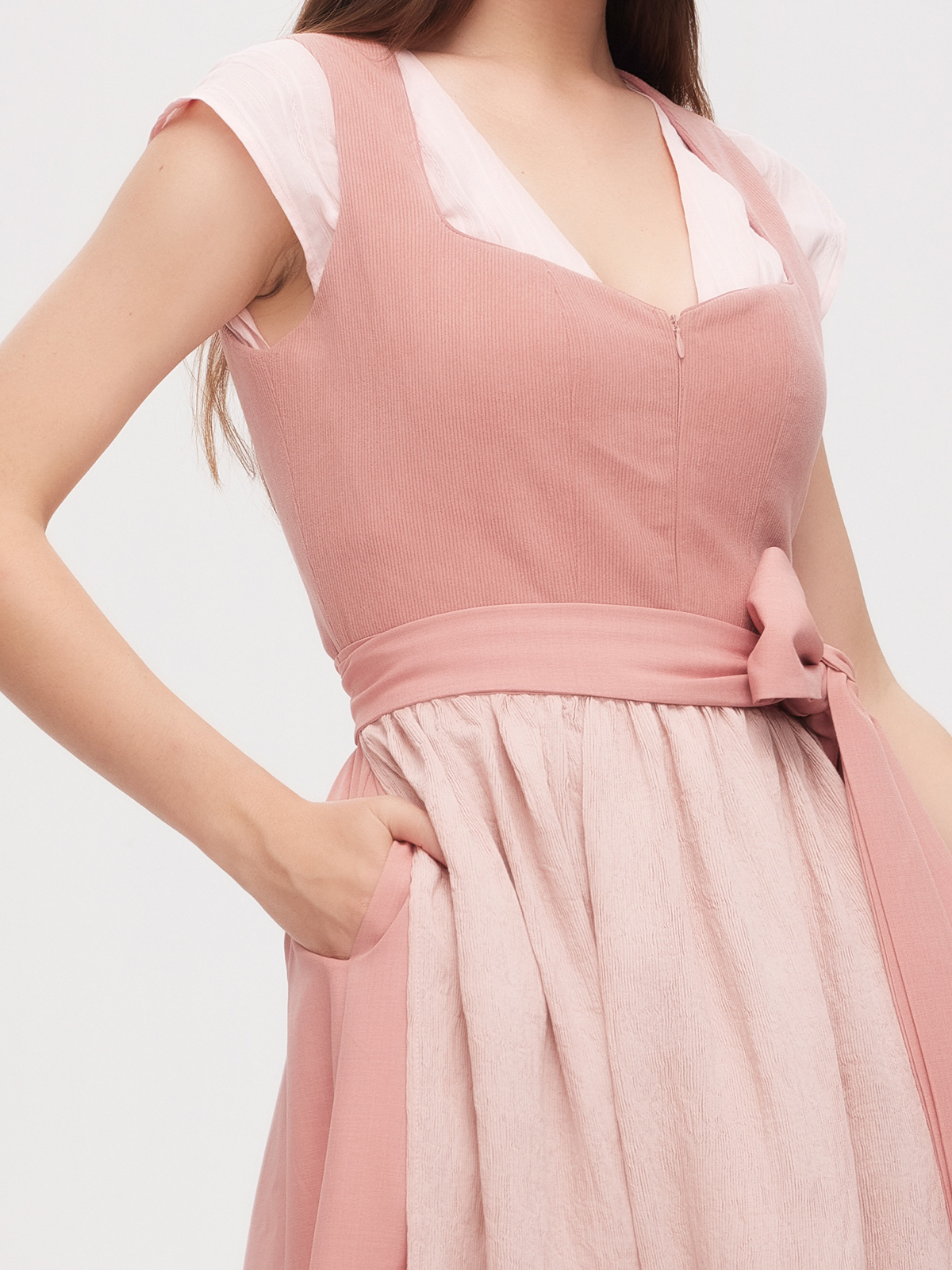 Beige Rosa Dirndl mit passender Bluse