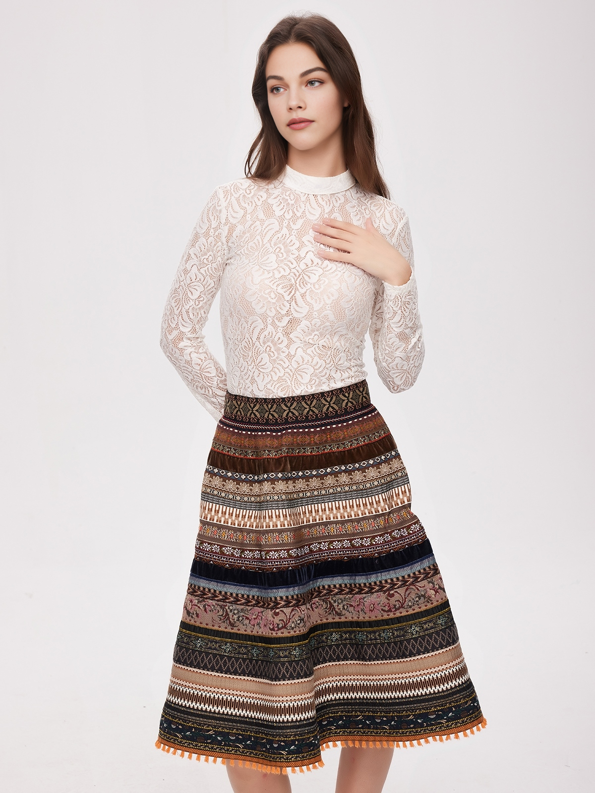 Dirndl in Braun mit modernen Accessoires