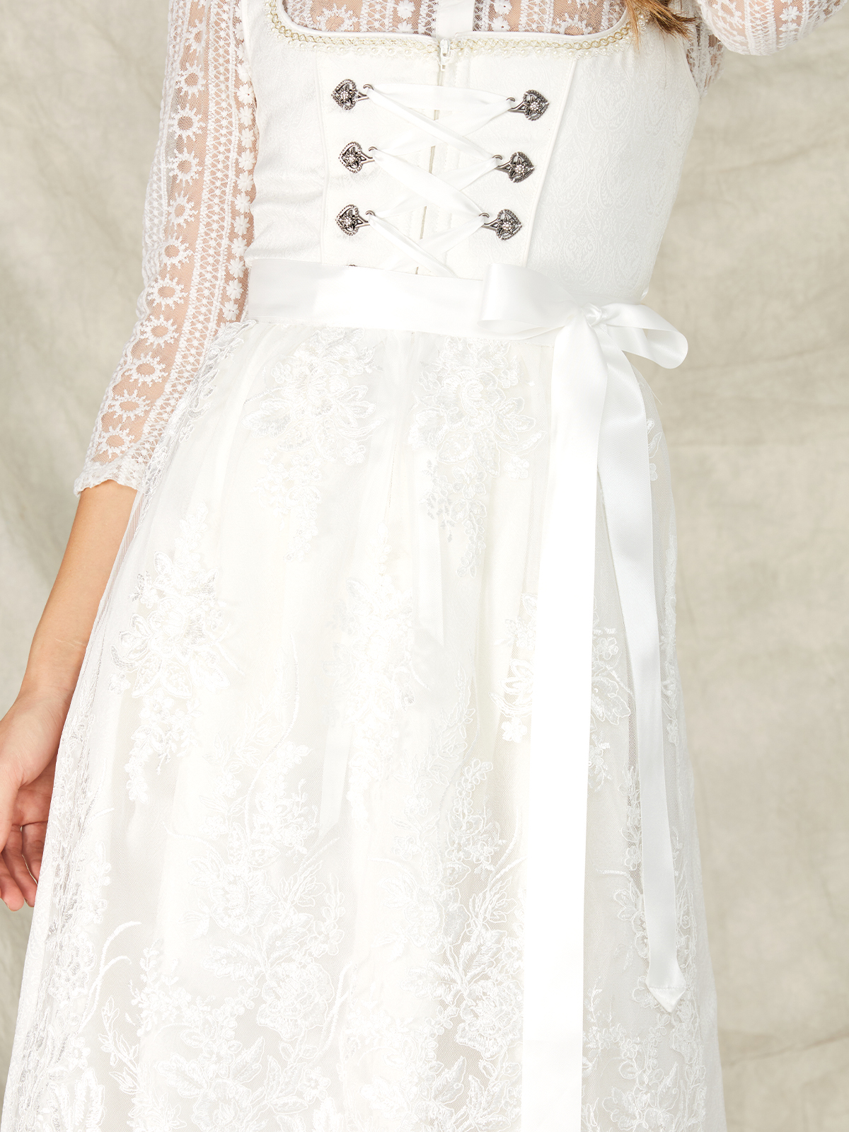 Elegantes weißes Ehreer Dirndl mit traditionellen Elementen