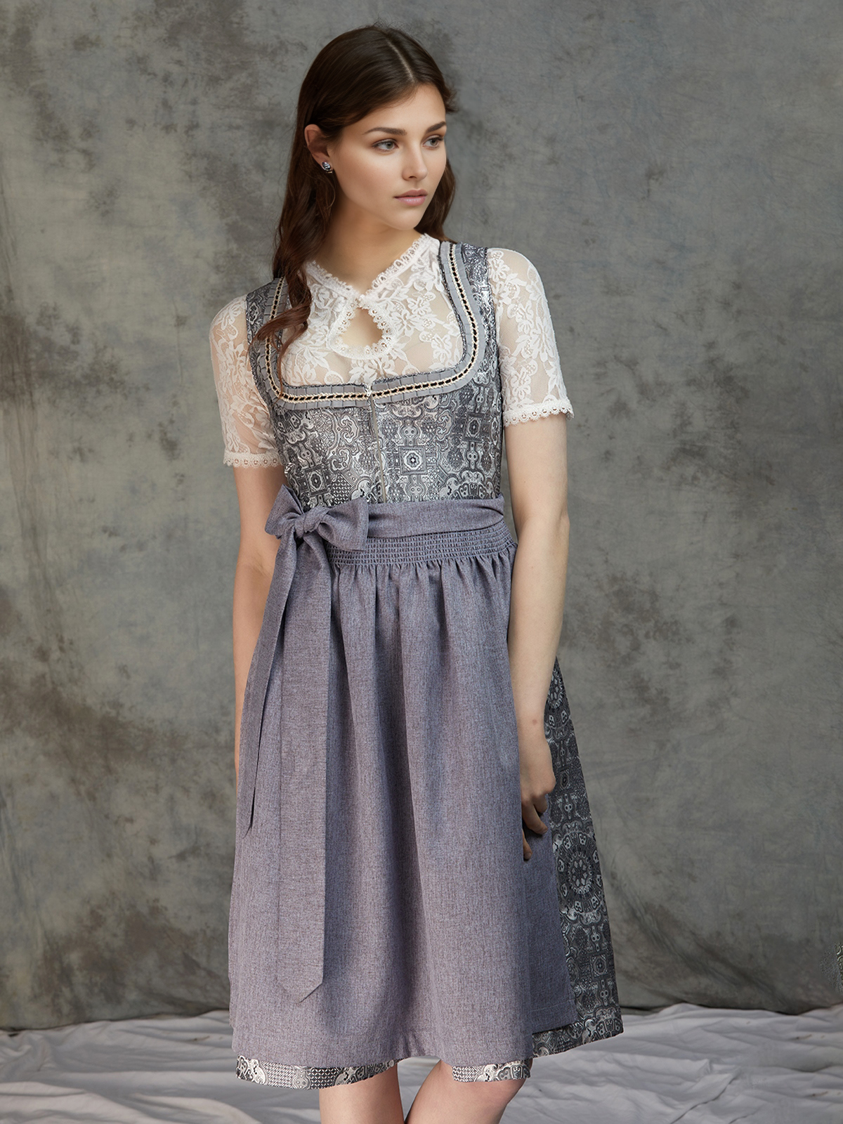 Modernes graues Dirndl Mini mit figurbetonter Silhouette