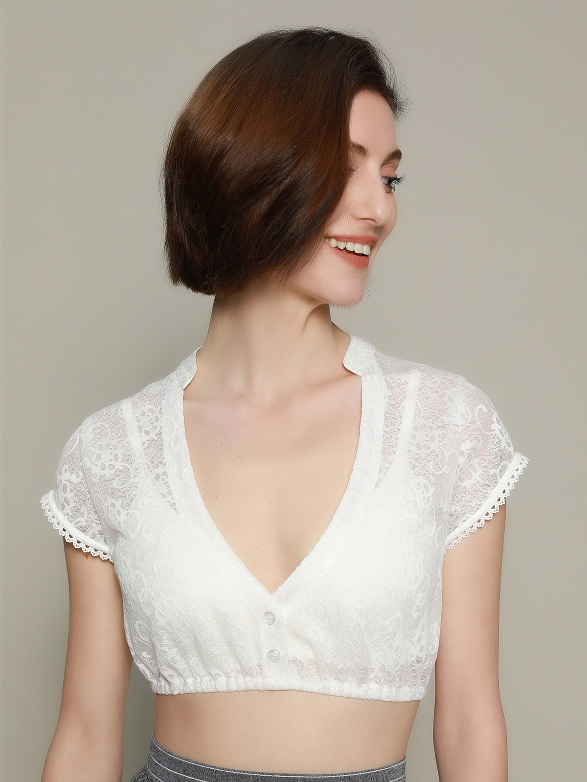 Moderne Dirndlbluse mit V-Ausschnitt