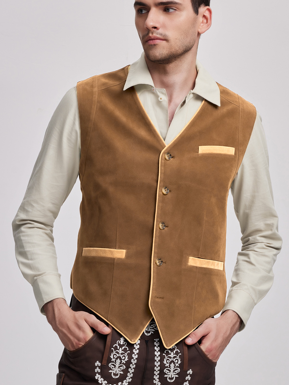 Modernes Dirndl in gelb mit innovativem Schnitt