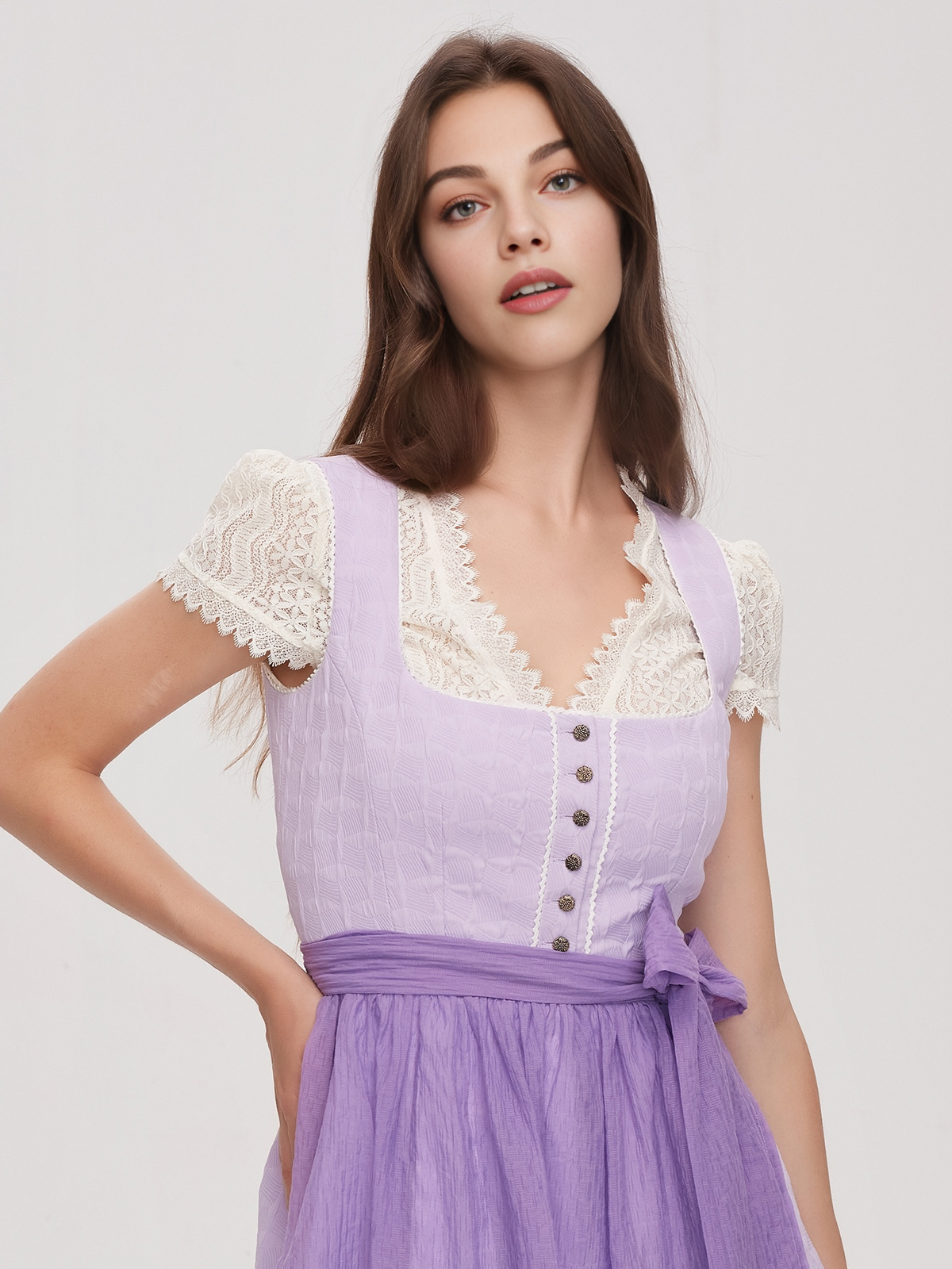 Modernes Samtdirndl in Lila