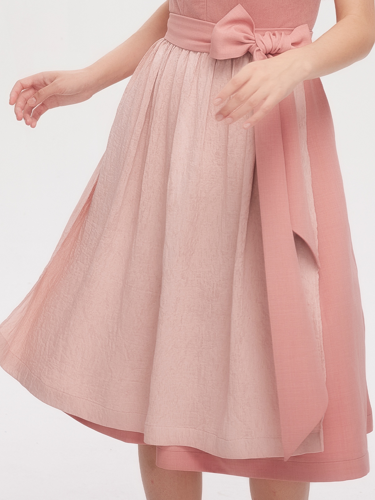 Modernes Dirndl in Rosa mit Spitzenapplikationen
